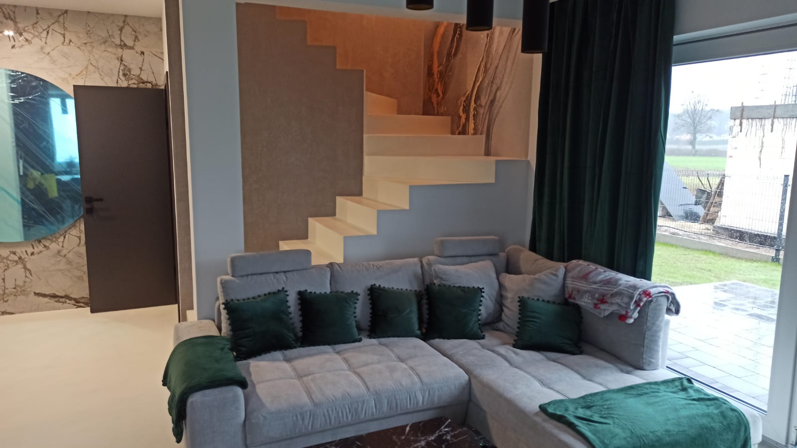 You are currently viewing Ile kosztuje mikrocement? Sprawdź, co wpływa na cenę